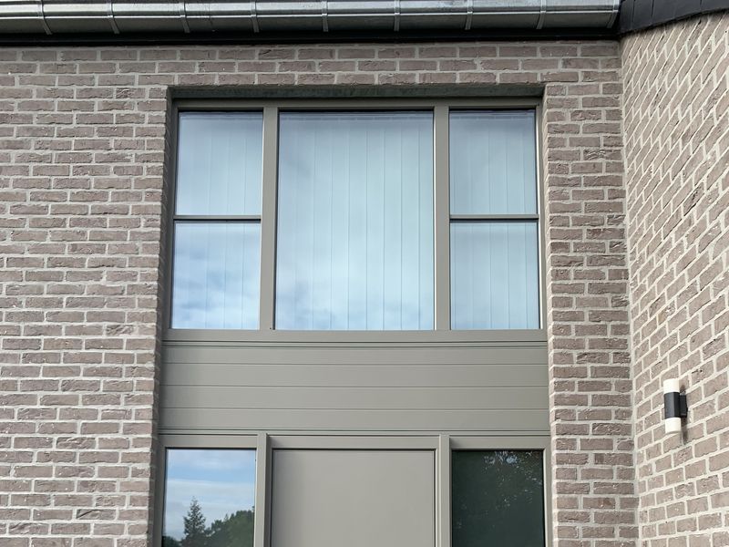 Fenêtres de l'étage avant la pose du film solaire, maison à Neufvilles