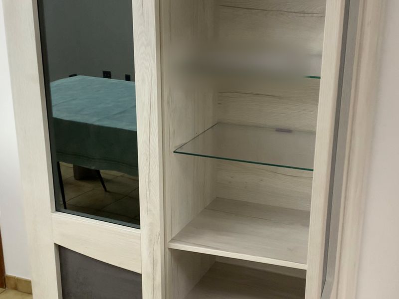 Meuble à portes vitrées ouvert, avant fermeture, à Roselies