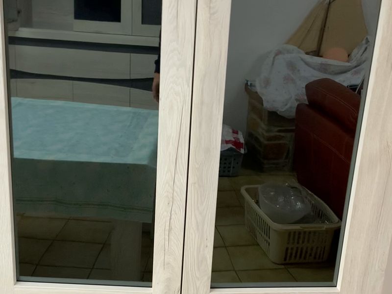 Portes de meuble vitré avec film miroir reflétant la pièce, à Roselies