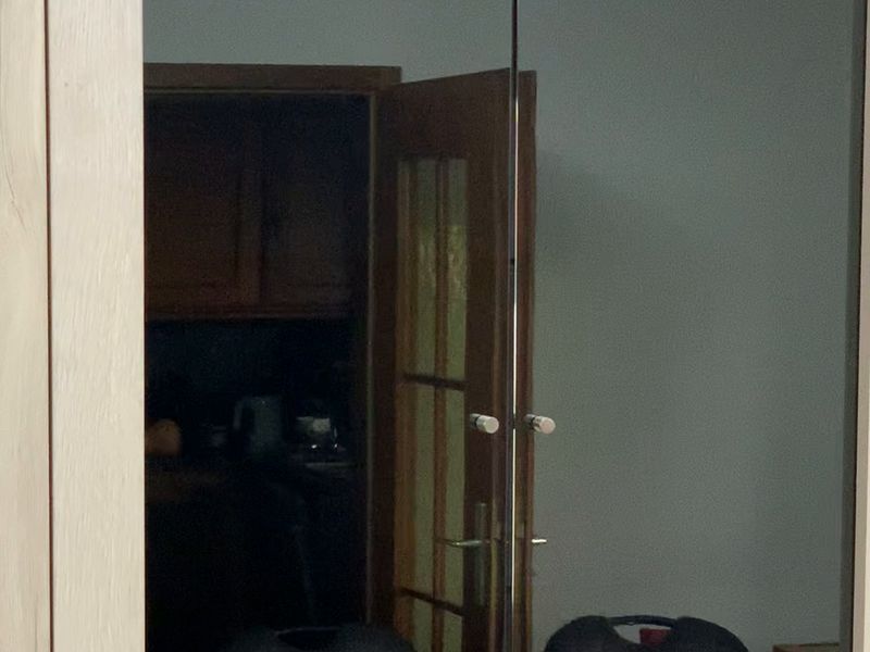 Portes vitrées à effet miroir qui reflètent la salle à manger