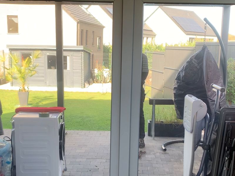 Portes-fenêtres de la terrasse avec film miroir extérieur reflétant le jardin