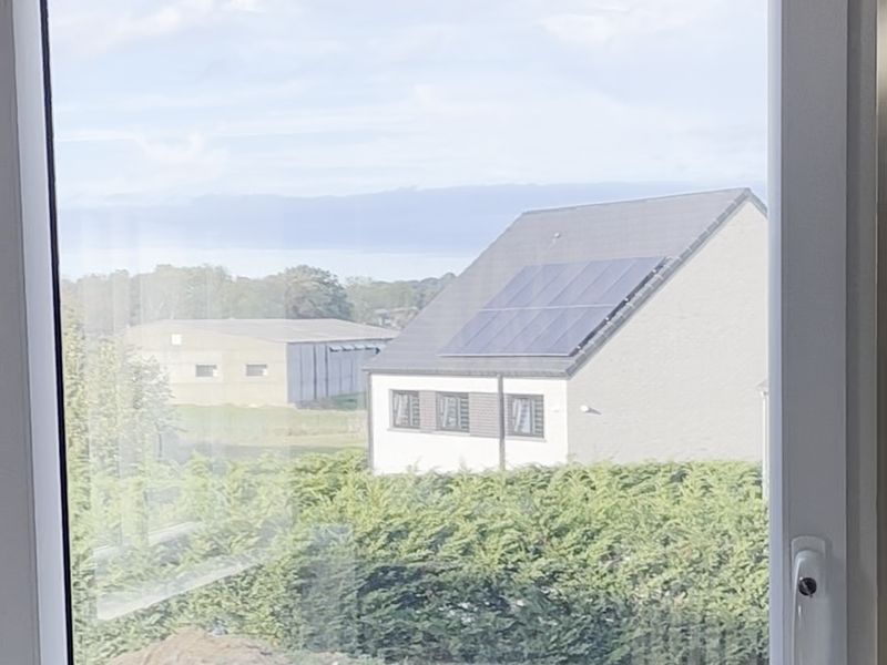 Vue nette vers l'extérieur depuis une chambre, à travers le film miroir