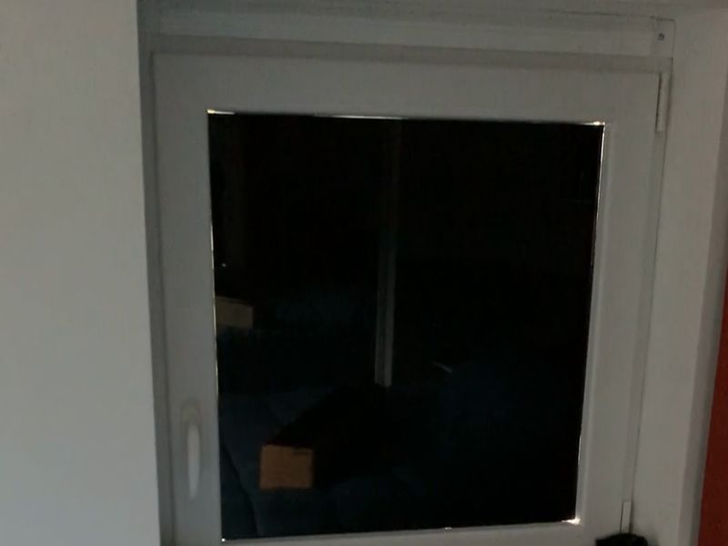 Fenêtre de chambre entièrement couverte par le film occultant